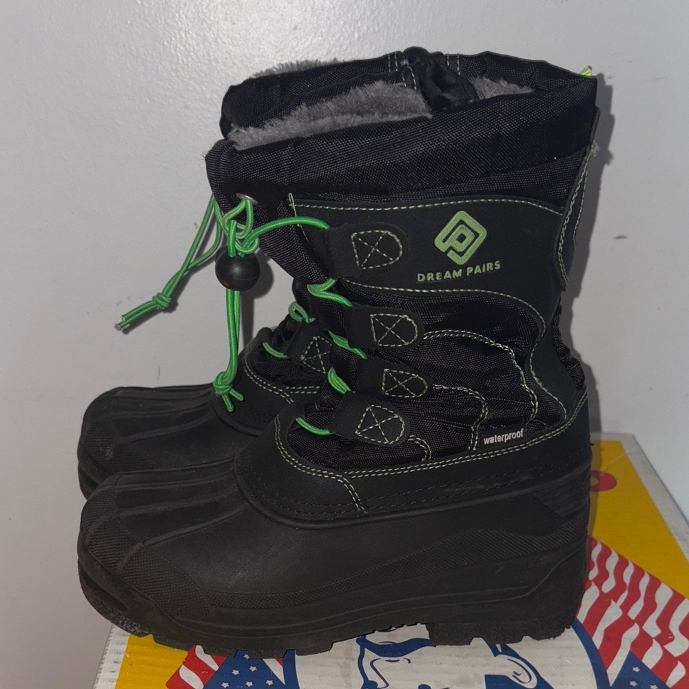 Dream Pairs Kids Black and Neon Green Snow Boots size 1